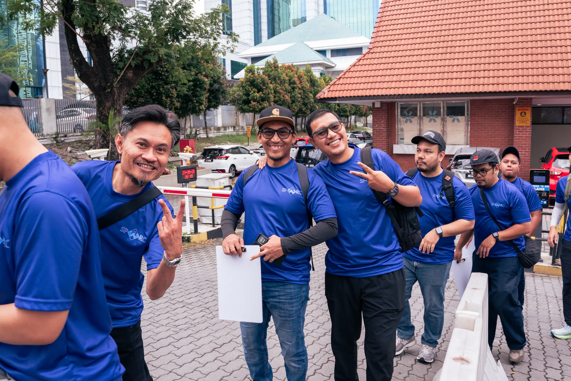 Corporate colleagues enjoying a SPARC food hunt activity